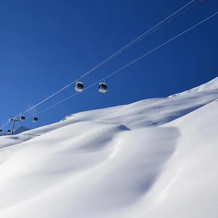 Roc De Tougne - Joli Dans Le Centre - Skis Aux Pieds Mae-0477
